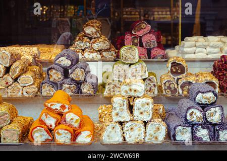 Türkische Köstlichkeiten (Lokum), traditionelle türkische Süßigkeiten, die in einem Geschäft auf dem Großen Basar in Istanbul, Türkei, ausgestellt werden Stockfoto