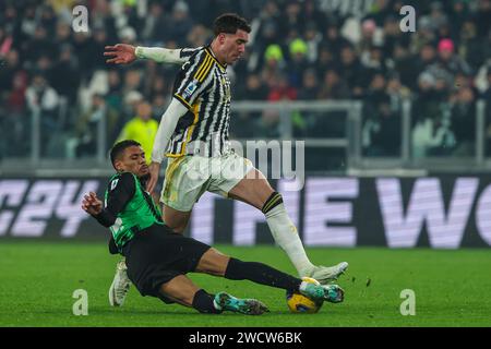 Turin, Italien. Januar 2024. Dusan Vlahovic von Juventus FC (R) tritt im Allianz Stadium 2023/24 gegen Ruan Tressoldi von US Sassuolo (L) um den Ball an. Endresultate; Juventus 3 | 0 Sassuolo. (Foto: Fabrizio Carabelli/SOPA Images/SIPA USA) Credit: SIPA USA/Alamy Live News Stockfoto