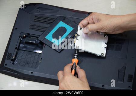 Draufsicht, Techniker trägt Festplatte, Computerreparatur Stockfoto