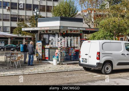 Figueira da Foz, Portugal - 26. Oktober 2020: Menschen vor einem Zeitungskiosk im historischen Stadtzentrum an einem Herbsttag Stockfoto