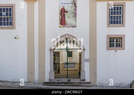 Figueira da Foz, Portugal - 26. Oktober 2020: Architekturdetail der Kirche des Heiligen Antonius (igreja de santo antonio) im Stadtzentrum auf einer Au Stockfoto
