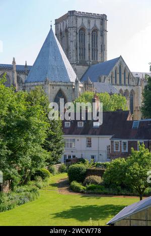 York, North Yorkshire, England. Blick von den Stadtmauern über die Gärten zum York Minster, achteckiges Kapitelhaus aus dem 13. Jahrhundert. Stockfoto