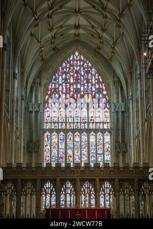 York, North Yorkshire, England. Der Hochaltar und das bunte Buntglas aus dem 15. Jahrhundert im Großen Osten des York Minster. Stockfoto