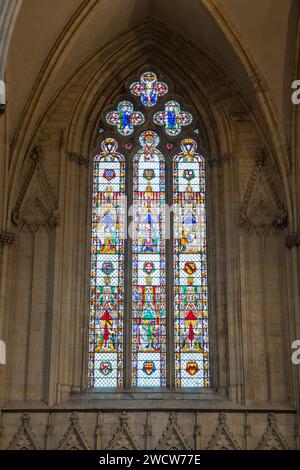 York, North Yorkshire, England. Farbenfrohe mittelalterliche Buntglasfenster im Nordschiff des York Minster. Stockfoto