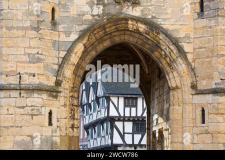 Lincoln, Lincolnshire, England. Blick durch das Exchequer Gate aus dem 14. Jahrhundert zum Leigh-Pemberton House, das heute ein Besucherzentrum ist. Stockfoto