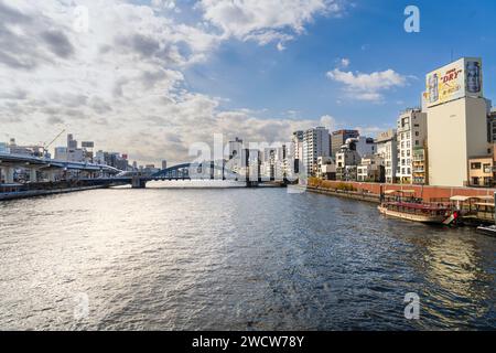 Tokio, Japan. Januar 2024. Panoramablick auf den Fluss Sumida im Stadtzentrum Stockfoto