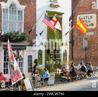 Lincoln, Lincolnshire, England. Gäste entspannen sich auf der sonnigen Terrasse von Olivares, einem beliebten Tapas-Restaurant am Schlossplatz. Stockfoto