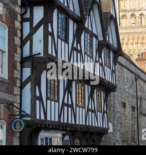 Lincoln, Lincolnshire, England. Fachwerkfassade des Leigh-Pemberton House aus dem 16. Jahrhundert, heute das Besucherzentrum der Stadt. Stockfoto