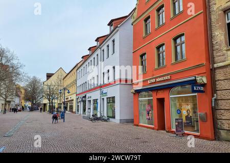 Bitterfeld-Wolfen - Zweiter raub innerhalb weniger Tage 21-Jähriger mitten auf dem Markt überfallen 15.01.2024 gegen 05,30 Uhr Tatzeit Bitterfeld-Wolfen, Markt/Badergasse Innerhalb weniger Tage kam es am Montagmorgen erneut zu einem Raubüberfall in Bitterfeld-Wolfen. Nach Angaben der Polizei wurde erneut eine Person mit einem Messer bedroht. Wie in dem ersten Fall übernimmt nun die Staatsanwaltschaft Dessau-Roßlau die weiteren Ermittlungen nach dem Unbekannten. Bitterfeld-Wolfen Sachsen-Anhalt Deutschland *** Bitterfeld Wolfen zweiter Raub innerhalb weniger Tage 21-jähriger Mann im MI angegriffen Stockfoto