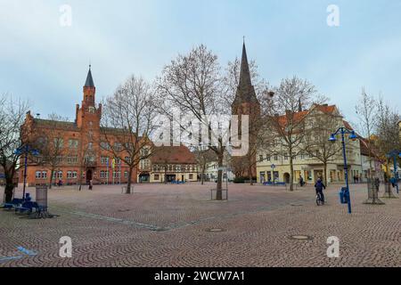 Bitterfeld-Wolfen - Zweiter raub innerhalb weniger Tage 21-Jähriger mitten auf dem Markt überfallen 15.01.2024 gegen 05,30 Uhr Tatzeit Bitterfeld-Wolfen, Markt/Badergasse Innerhalb weniger Tage kam es am Montagmorgen erneut zu einem Raubüberfall in Bitterfeld-Wolfen. Nach Angaben der Polizei wurde erneut eine Person mit einem Messer bedroht. Wie in dem ersten Fall übernimmt nun die Staatsanwaltschaft Dessau-Roßlau die weiteren Ermittlungen nach dem Unbekannten. Bitterfeld-Wolfen Sachsen-Anhalt Deutschland *** Bitterfeld Wolfen zweiter Raub innerhalb weniger Tage 21-jähriger Mann im MI angegriffen Stockfoto