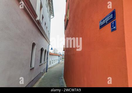 Bitterfeld-Wolfen - Zweiter raub innerhalb weniger Tage 21-Jähriger mitten auf dem Markt überfallen 15.01.2024 gegen 05,30 Uhr Tatzeit Bitterfeld-Wolfen, Markt/Badergasse Innerhalb weniger Tage kam es am Montagmorgen erneut zu einem Raubüberfall in Bitterfeld-Wolfen. Nach Angaben der Polizei wurde erneut eine Person mit einem Messer bedroht. Wie in dem ersten Fall übernimmt nun die Staatsanwaltschaft Dessau-Roßlau die weiteren Ermittlungen nach dem Unbekannten. Bitterfeld-Wolfen Sachsen-Anhalt Deutschland *** Bitterfeld Wolfen zweiter Raub innerhalb weniger Tage 21-jähriger Mann im MI angegriffen Stockfoto