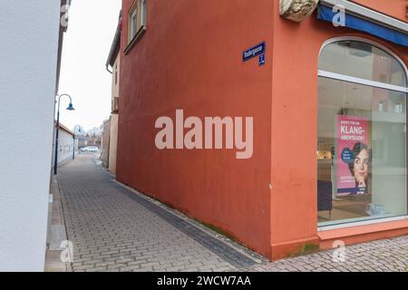 Bitterfeld-Wolfen - Zweiter raub innerhalb weniger Tage 21-Jähriger mitten auf dem Markt überfallen 15.01.2024 gegen 05,30 Uhr Tatzeit Bitterfeld-Wolfen, Markt/Badergasse Innerhalb weniger Tage kam es am Montagmorgen erneut zu einem Raubüberfall in Bitterfeld-Wolfen. Nach Angaben der Polizei wurde erneut eine Person mit einem Messer bedroht. Wie in dem ersten Fall übernimmt nun die Staatsanwaltschaft Dessau-Roßlau die weiteren Ermittlungen nach dem Unbekannten. Bitterfeld-Wolfen Sachsen-Anhalt Deutschland *** Bitterfeld Wolfen zweiter Raub innerhalb weniger Tage 21-jähriger Mann im MI angegriffen Stockfoto