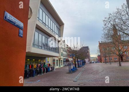 Bitterfeld-Wolfen - Zweiter raub innerhalb weniger Tage 21-Jähriger mitten auf dem Markt überfallen 15.01.2024 gegen 05,30 Uhr Tatzeit Bitterfeld-Wolfen, Markt/Badergasse Innerhalb weniger Tage kam es am Montagmorgen erneut zu einem Raubüberfall in Bitterfeld-Wolfen. Nach Angaben der Polizei wurde erneut eine Person mit einem Messer bedroht. Wie in dem ersten Fall übernimmt nun die Staatsanwaltschaft Dessau-Roßlau die weiteren Ermittlungen nach dem Unbekannten. Bitterfeld-Wolfen Sachsen-Anhalt Deutschland *** Bitterfeld Wolfen zweiter Raub innerhalb weniger Tage 21-jähriger Mann im MI angegriffen Stockfoto