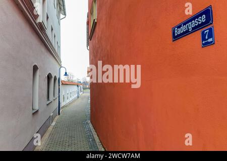 Bitterfeld-Wolfen - Zweiter raub innerhalb weniger Tage 21-Jähriger mitten auf dem Markt überfallen 15.01.2024 gegen 05,30 Uhr Tatzeit Bitterfeld-Wolfen, Markt/Badergasse Innerhalb weniger Tage kam es am Montagmorgen erneut zu einem Raubüberfall in Bitterfeld-Wolfen. Nach Angaben der Polizei wurde erneut eine Person mit einem Messer bedroht. Wie in dem ersten Fall übernimmt nun die Staatsanwaltschaft Dessau-Roßlau die weiteren Ermittlungen nach dem Unbekannten. Bitterfeld-Wolfen Sachsen-Anhalt Deutschland *** Bitterfeld Wolfen zweiter Raub innerhalb weniger Tage 21-jähriger Mann im MI angegriffen Stockfoto
