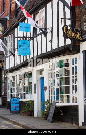 Lincoln, Lincolnshire, England. Die Fachwerkfassade der Bells, ein traditionelles Teestube und Kaffeehaus auf dem steilen Hügel. Stockfoto