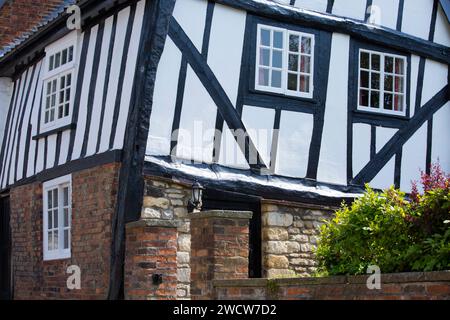 Lincoln, Lincolnshire, England. Die schiefe Fassade eines außergewöhnlichen Fachwerkhauses aus dem 16. Jahrhundert in Michaelgate. Stockfoto