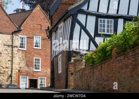 Lincoln, Lincolnshire, England. Die schiefe Fassade eines außergewöhnlichen Fachwerkhauses aus dem 16. Jahrhundert in Michaelgate. Stockfoto