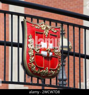 Lincoln, Lincolnshire, England. Farbenfrohes Wappen der Stadt Lincoln auf der Fußgängerbrücke über den Fluss Witham. Stockfoto