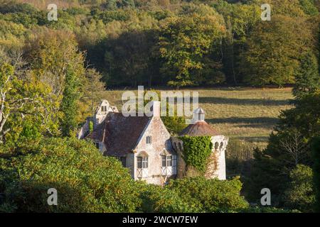 Lamberhurst, Kent, England. Blick vom Hügel über Baumkronen auf die mittelalterlichen Ruinen von Scotney Old Castle aus dem 14. Jahrhundert, Herbst. Stockfoto