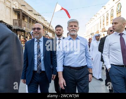 Katar, Doha. Januar 2024. Der tschechische Präsident Petr Pavel (rechts) besucht den Markt während seines Besuchs in Katar, Doha, Katar, 17. Januar 2024. Quelle: Michaela Rihova/CTK Photo/Alamy Live News Stockfoto