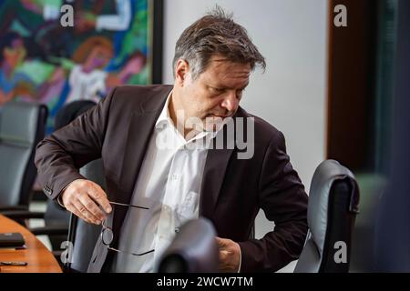 Bundeswirtschaftsminister Robert Habeck vor der Kabinettssitzung im Kanzleramt in Berlin am 17. Januar 2024. Bundeswirtschaftsminister Robert Habeck vor der Kabinettssitzung im Kanzleramt in Berlin am 17. Januar 2024 Stockfoto