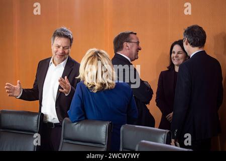 L-R Bundeswirtschaftsminister Robert Habeck, Bundesentwicklungsministerin Svenja Schulze, Bundesverteidigungsminister Boris Pistorius und Bundesaussenministerin Annalena Baerbock vor der Kabinettssitzung im Kanzleramt in Berlin am 17. Januar 2024. Kabinettssitzung im Kanzleramt *** L R Bundeswirtschaftsminister Robert Habeck, Bundesentwicklungsministerin Svenja Schulze, Bundesverteidigungsminister Boris Pistorius und Bundesaußenministerin Annalena Baerbock vor der Kabinettssitzung im Kanzleramt in Berlin am 17. Januar 2024 Stockfoto