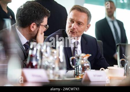 L-R Bundesjustizminister Marco Buschmann, Bundesfinanzminister Christian Lindner vor der Kabinettssitzung im Kanzleramt in Berlin am 17. Januar 2024. Kabinettssitzung im Kanzleramt *** L R Bundesjustizminister Marco Buschmann, Bundesfinanzminister Christian Lindner vor der Kabinettssitzung im Kanzleramt in Berlin am 17. Januar 2024 Kabinettssitzung im Kanzleramt Stockfoto