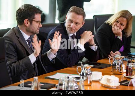 L-R Bundesjustizminister Marco Buschmann, Bundesfinanzminister Christian Lindner und Bundesinnenministerin Nancy Faeser vor der Kabinettssitzung im Kanzleramt in Berlin am 17. Januar 2024. Kabinettssitzung im Kanzleramt *** L R Bundesjustizminister Marco Buschmann, Bundesfinanzminister Christian Lindner und Bundesinnenminister Nancy Faeser vor der Kabinettssitzung im Kanzleramt in Berlin am 17. Januar 2024 Kabinettssitzung im Kanzleramt Stockfoto