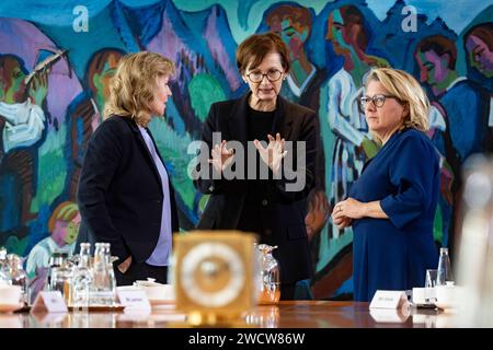 L-R Bundesumweltministerin Steffi Lemke, Bundesministerin für Bildung und Forschung Bettina stark-Watzinger und Bundesentwicklungsministerin Svenja Schulze vor der Kabinettssitzung im Kanzleramt in Berlin am 17. Januar 2024. Bundesumweltminister Steffi Lemke, Bundesministerin für Bildung und Forschung Bettina stark Watzinger und Bundesentwicklungsministerin Svenja Schulze vor der Kabinettssitzung im Kanzleramt in Berlin am 17. Januar 2024 Stockfoto