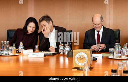 L-R Bundesaussenministerin Annalena Baerbok, Bundeswirtschaftsminister Robert Habeck und Bundeskanzler Olaf Scholz vor der Kabinettssitzung im Kanzleramt in Berlin am 17. Januar 2024. Kabinettssitzung im Kanzleramt *** L R Bundesaußenministerin Annalena Baerbok, Bundeswirtschaftsminister Robert Habeck und Bundeskanzler Olaf Scholz vor der Kabinettssitzung im Kanzleramt in Berlin am 17. Januar 2024 Kabinettssitzung im Kanzleramt Stockfoto