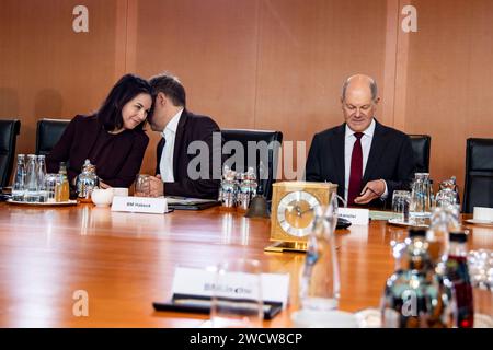 L-R Bundesaussenministerin Annalena Baerbok, Bundeswirtschaftsminister Robert Habeck und Bundeskanzler Olaf Scholz vor der Kabinettssitzung im Kanzleramt in Berlin am 17. Januar 2024. Kabinettssitzung im Kanzleramt *** L R Bundesaußenministerin Annalena Baerbok, Bundeswirtschaftsminister Robert Habeck und Bundeskanzler Olaf Scholz vor der Kabinettssitzung im Kanzleramt in Berlin am 17. Januar 2024 Kabinettssitzung im Kanzleramt Stockfoto