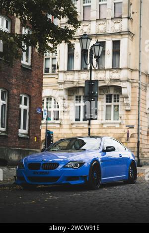 Blauer Sportwagen parkt Stockfoto