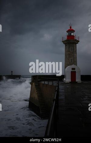 Ein Ozean-Leuchtturm bei bewölktem Wetter. Porto, Portugal. Stockfoto