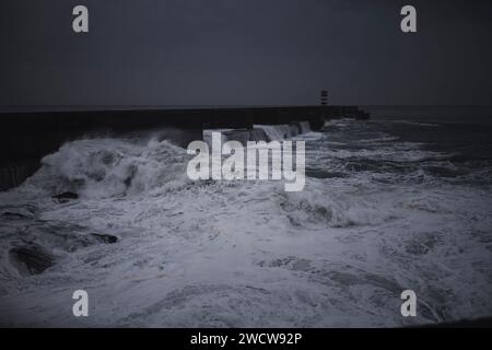 Surfen im Meer am Pier bei winterlicher Bewölkung. Stockfoto