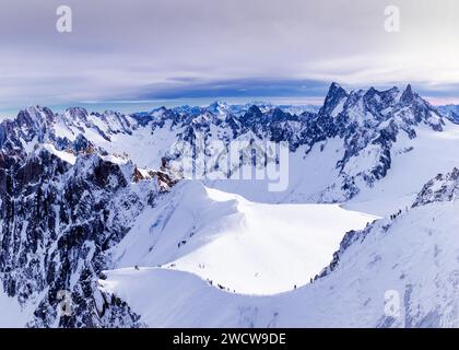 Gruppe von Skifahrern in der Nähe von Aiguille du Midi, Mont Blanc, Frankreich Stockfoto