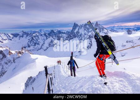 Gruppe von Skifahrern in der Nähe von Aiguille du Midi, Mont Blanc, Frankreich Stockfoto