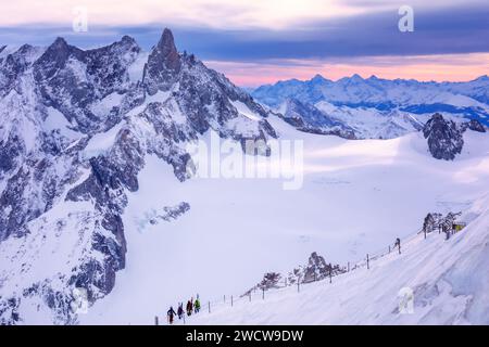 Gruppe von Skifahrern in der Nähe von Aiguille du Midi, Mont Blanc, Frankreich Stockfoto