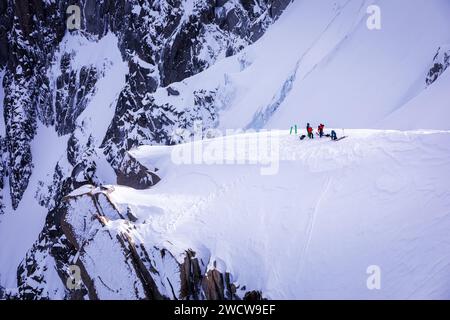 Gruppe von Skifahrern in der Nähe von Aiguille du Midi, Mont Blanc, Frankreich Stockfoto