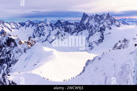 Gruppe von Skifahrern in der Nähe von Aiguille du Midi, Mont Blanc, Frankreich Stockfoto