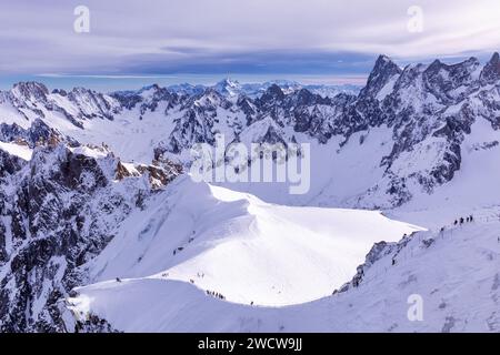 Gruppe von Skifahrern in der Nähe von Aiguille du Midi, Mont Blanc, Frankreich Stockfoto