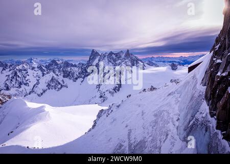 Gruppe von Skifahrern in der Nähe von Aiguille du Midi, Mont Blanc, Frankreich Stockfoto