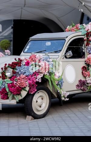 Minsk, Weißrussland, 17. Januar 2024 - schöner klassischer Retro-Citroen mit Blumen auf den Straßen der Stadt Stockfoto