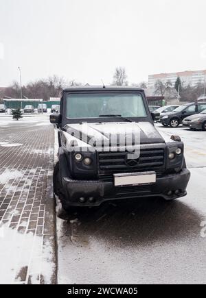 Minsk, Weißrussland, 17. Januar 2024 - Mercedes Benz BRABUS in der Schneestraße Stockfoto