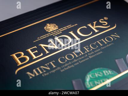 London. UK- 12.26.2023. Nahaufnahme des Covers einer Schachtel Pralinen der Bendicks Mint Collection. Stockfoto