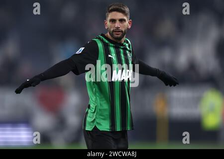 Turin, Italien. Januar 2024. Domenico Berardi von uns Sassuolo gibt während des Fußballspiels der Serie A zwischen Juventus FC und uns Sassuolo am 16. Januar 2024 im Allianz Stadium in Turin, Italien. Quelle: Marco Canoniero/Alamy Live News Stockfoto