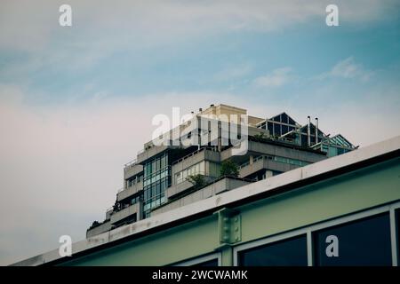 Wohngebäude in Downtown Seattle mit mehreren Balkonen Stockfoto
