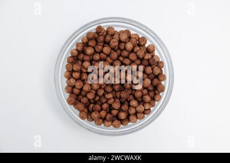 Blick von oben auf knusprige Schokoladen-Frühstückskugeln in einer Glasschale Stockfoto