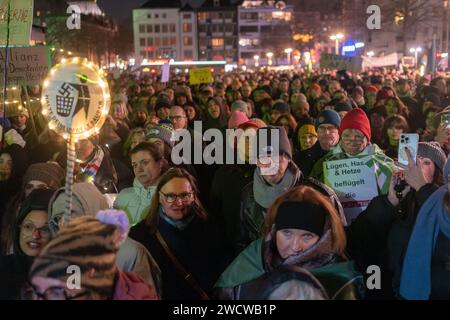 Nach Angaben der Kölner Polizei versammelten sich am 24./01/16 Abend bis zu 30.000 Menschen auf dem Heumarkt, um gegen die rechtsextreme AfD zu demonstrieren. Stockfoto