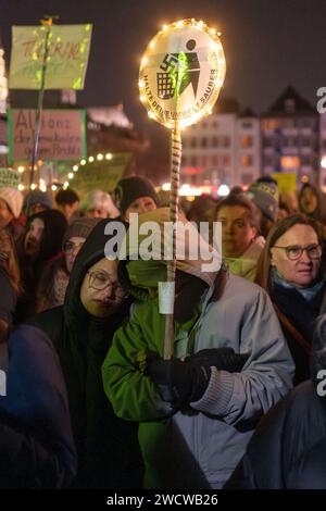 Nach Angaben der Kölner Polizei versammelten sich am 24./01/16 Abend bis zu 30.000 Menschen auf dem Heumarkt, um gegen die rechtsextreme AfD zu demonstrieren. Stockfoto
