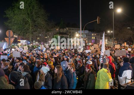 Nach Angaben der Kölner Polizei versammelten sich am 24./01/16 Abend bis zu 30.000 Menschen auf dem Heumarkt, um gegen die rechtsextreme AfD zu demonstrieren. Stockfoto